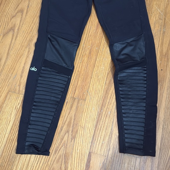 ALO Yoga 7/8 High-Waist Moto Legging - Picture 4 of 4